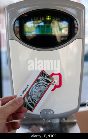 Nuovo contatto meno Chipkaart elettronico ticket e macchina sul tram pubblico all'Aia, Paesi Bassi Foto Stock
