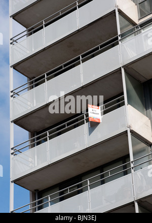 Moderno edificio di appartamenti con in vendita segno sul balcone a L'Aia, Paesi Bassi Foto Stock