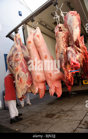 Erogazione di prodotti localmente gallese fresca di manzo e di maiale a un macellaio in Newport Pembrokeshire Wales UK Foto Stock
