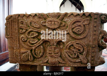 Il carving di verde uomini figure nel XII secolo Font, Breckles, Norfolk Foto Stock