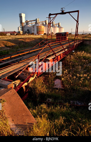 Silos per il grano il binario ferroviario vie vecchia stazione girare intorno al centro storico rustico arrugginito ricoperta di ferro ondulato capannone di controllo linea Wallaro Foto Stock