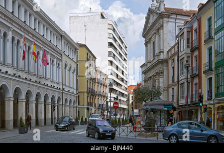 Facciata Teatro Calderon, Seminci, e la chiesa di la Angustias nella giusta, Valladolid, Castilla e Leon, Spagna, Europa Foto Stock