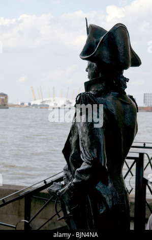 L'ammiraglio Nelson statua da Thames di Greenwich con Millennium Dome IN BACKGROUND Foto Stock