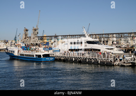 Il Susan Kruger un traghetto passeggeri che risale dal 1959 dello sbarco di passeggeri al Nelson Mandela Gateway sul Lungomare V&A Foto Stock