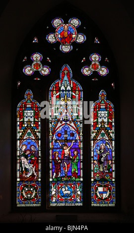 Una vetrata di Clayton e Bell raffigurante la crocifissione, la deposizione e la risurrezione di Gesù, la Chiesa di Santa Margherita, Witton, Norfolk Foto Stock