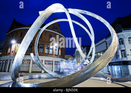 "Lo spirito di Belfast' scultura dell'artista Dan George in Victoria Square, Belfast, Irlanda del Nord Foto Stock