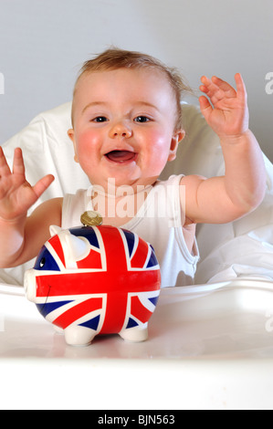 Baby boy risparmio di denaro con Unione Jack Salvadanaio Foto Stock