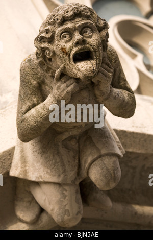 Un gargoyle sul Rathaus (municipio) a Ulm in Germania. Foto Stock
