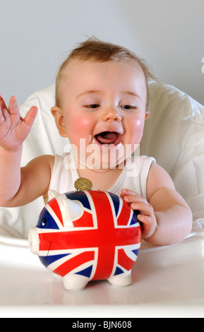 Baby boy risparmio di denaro con Unione Jack Salvadanaio Foto Stock