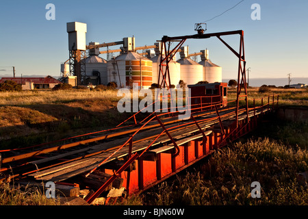 Wallaroo Silos per il grano e la vecchia stazione girare intorno Foto Stock