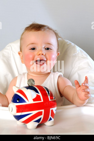 Baby boy risparmio di denaro con Unione Jack Salvadanaio Foto Stock