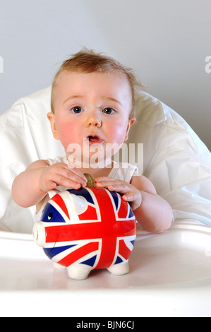 Baby boy risparmio di denaro con Unione Jack Salvadanaio Foto Stock