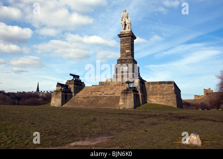 Collingwoods monumento di Tynemouth. I quattro cannoni che fiancheggiano le fasi alla sua base sono dalla sua ammiraglia la Royal Sovereign Foto Stock