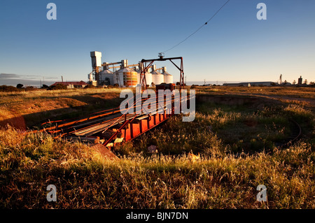 Wallaroo Silos per il grano e la vecchia stazione girare intorno Foto Stock