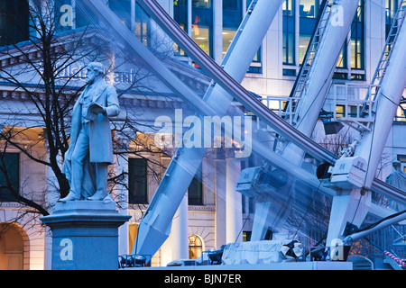 Statua di Sir James Horner Haslett nella parte anteriore della ruota di Belfast nel parco del municipio, Irlanda del Nord Foto Stock