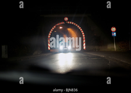 Galleria stradale tenendo traffico sotto una principale linea ferroviaria. Foto Stock