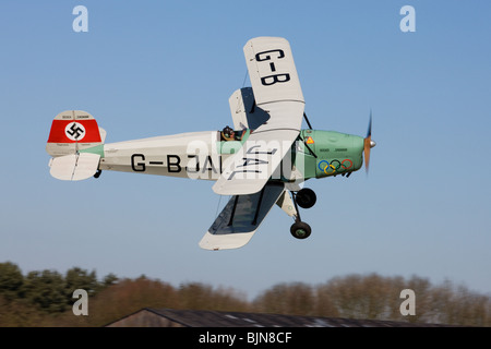 CASA (Bucker) 1-131E SERIE 1000 Jungmann G-BJAL in volo a Breighton Airfield Foto Stock