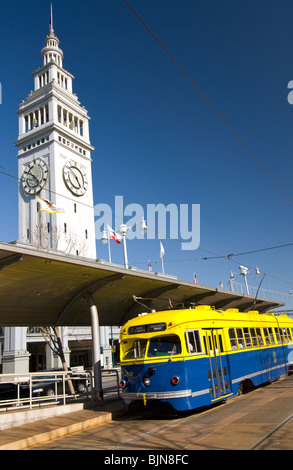 Vintage F-line trolley car al Ferry Building, San Francisco, California Foto Stock