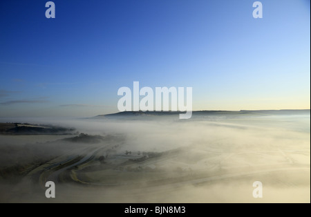 Guardando ad ovest attraverso la nebbia avvolta Cuckmere Valley vicino a Alfriston, East Sussex, Inghilterra. Foto Stock