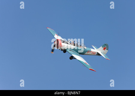 Yakovlev Yak-52 'Betsy' G-TYAK in volo a Breighton Airfield Foto Stock