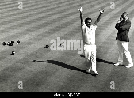 Un felice del vincitore al mondo Campionato di bocce in worthing sussex, nel 1994 Foto Stock