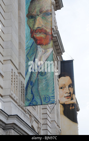 Esposizione di poster al di fuori del Musee D'Orsay, Parigi, Francia Foto Stock