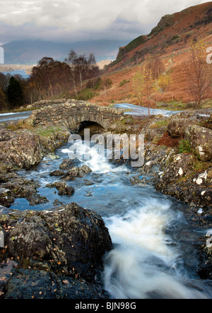 Ashness ponte sopra Derwentwater, nel distretto del lago, Cumbria Foto Stock