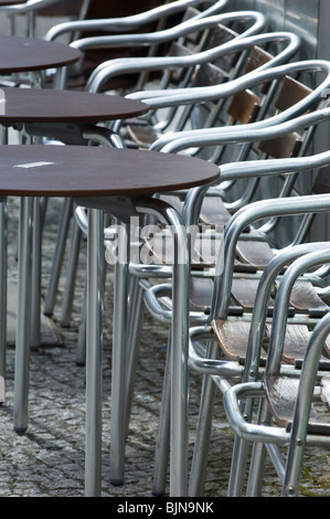 I tavoli e le sedie al di fuori di un cafè nel centro città di Berlino Germania Europa Foto Stock