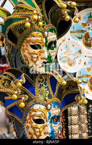 Maschere veneziane in vendita a Venezia accanto al Canal Grande Foto Stock