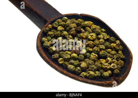 Il pepe verde sul cucchiaio di legno Foto Stock