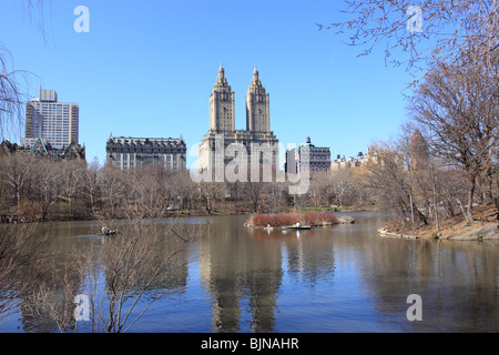 Il lago in New York City del bellissimo parco centrale. Foto Stock