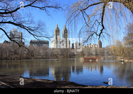 Il lago in New York City del bellissimo parco centrale. Foto Stock