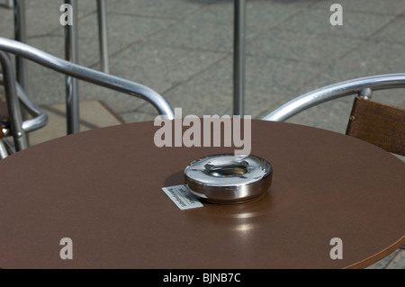 Posacenere su un tavolo al di fuori di una caffetteria centro città di Berlino Germania Europa Foto Stock