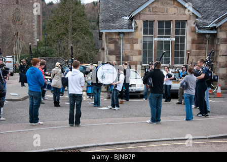 Inveraray & District Pipe Band la pratica di piazza della chiesa Inveraray Foto Stock