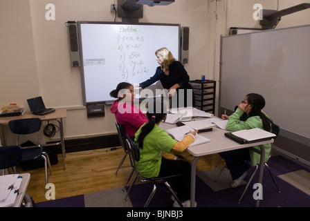 Una lavagna è utilizzato in una tecnologia azionato dopo-scuola matematica programma di Brooklyn a New York Foto Stock