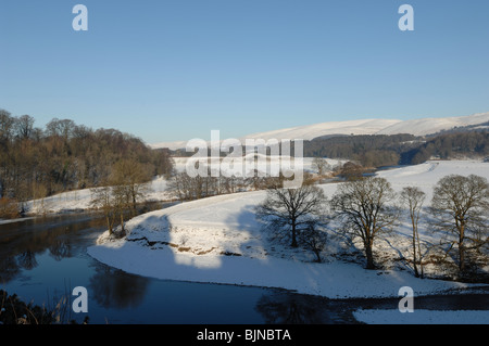 Il famoso Ruskin la vista guardando attraverso il fiume Lune a Kirkby Lonsdale in inverno con neve sul terreno Foto Stock