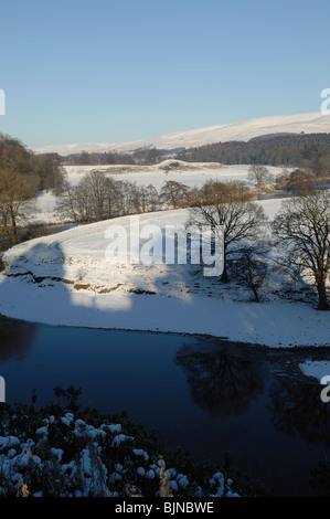 Il famoso Ruskin la vista guardando attraverso il fiume Lune a Kirkby Lonsdale in inverno con neve sul terreno Foto Stock