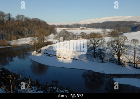 Il famoso Ruskin la vista guardando attraverso il fiume Lune a Kirkby Lonsdale in inverno con neve sul terreno Foto Stock