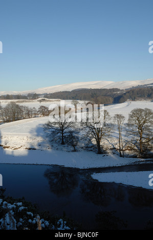 Il famoso Ruskin la vista guardando attraverso il fiume Lune a Kirkby Lonsdale in inverno con neve sul terreno Foto Stock