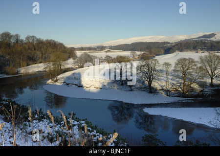 Il famoso Ruskin la vista guardando attraverso il fiume Lune a Kirkby Lonsdale in inverno con neve sul terreno Foto Stock