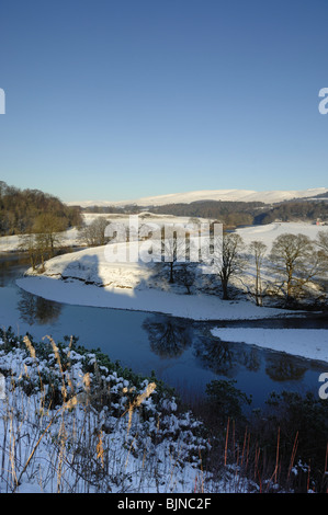 Il famoso Ruskin la vista guardando attraverso il fiume Lune a Kirkby Lonsdale in inverno con neve sul terreno Foto Stock