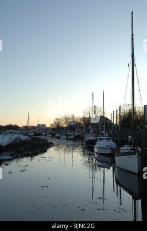 Yacht ormeggiati a banchine su skippool creek finalmente la luce in inverno. Foto Stock