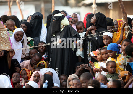 Il swahili donne alcuni indossano vestiti tradizionali guardare i tradizionali festeggiamenti Maulidi Foto Stock