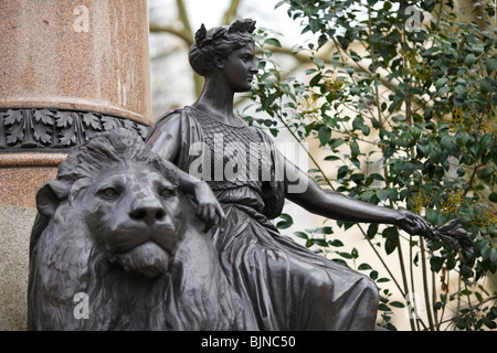 Statua allegorica della Britannia e Leone alla base del Sir Colin Campbell colonna in waterloo place a Londra Foto Stock