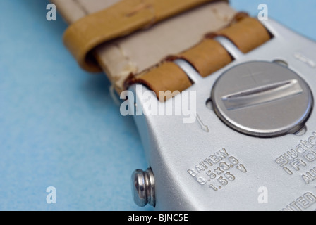 Vista posteriore di orologio da polso con celle batteria Foto Stock