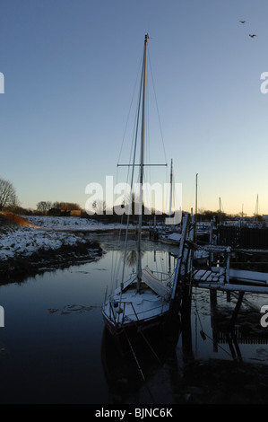 Yacht ormeggiati a banchine su skippool creek finalmente la luce in inverno. Foto Stock