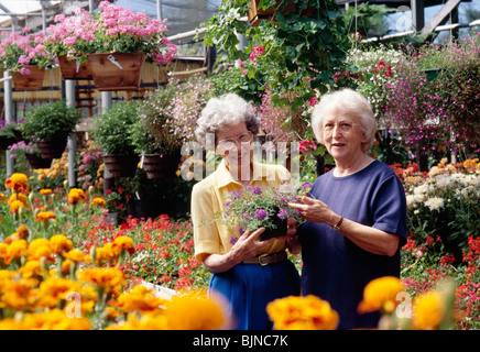 Le donne anziane shopping nel vivaio di fiori Foto Stock