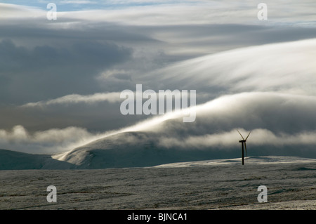 Generatori di vento su una coperta di neve in collina di Caithness in Scozia UK. Una nebbia copriva collina alle spalle. Foto Stock