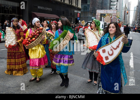 Iranian-Americans e sostenitori all annuale parata persiano su Madison Avenue a New York Foto Stock