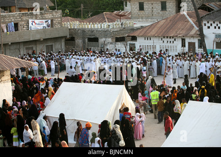 La folla celebra Maulidi fuori moschea Riyadha Lamu Kenya Foto Stock